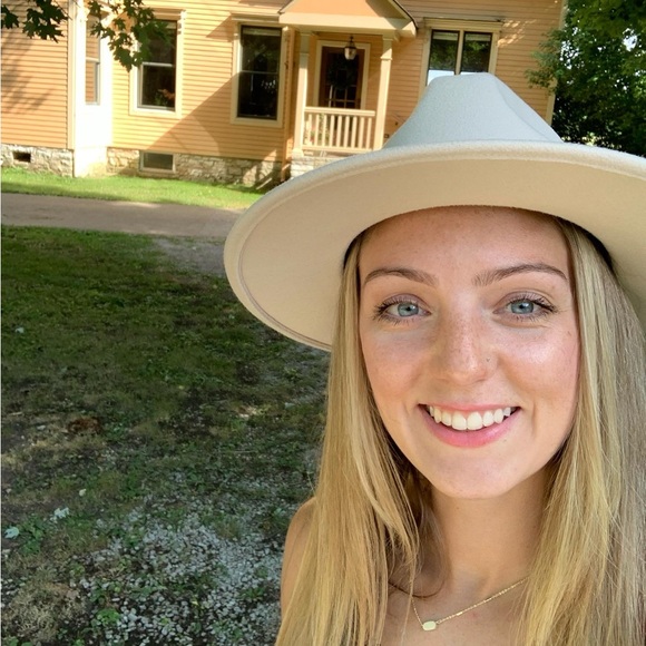 Meet your Posher, Ashley - Picture 2 of 6